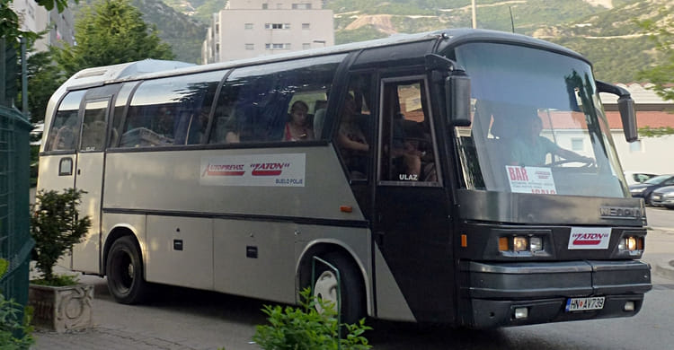 Автобус перевозчика Autoprevoz ZATON на выезде с автостанции Будвы
