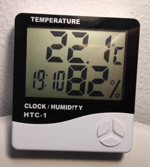 прибор показывает температуру, влажность и время