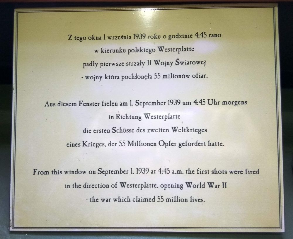Памятная табличка под окном маяка, из которого был начат обстрел Вестерплатте
